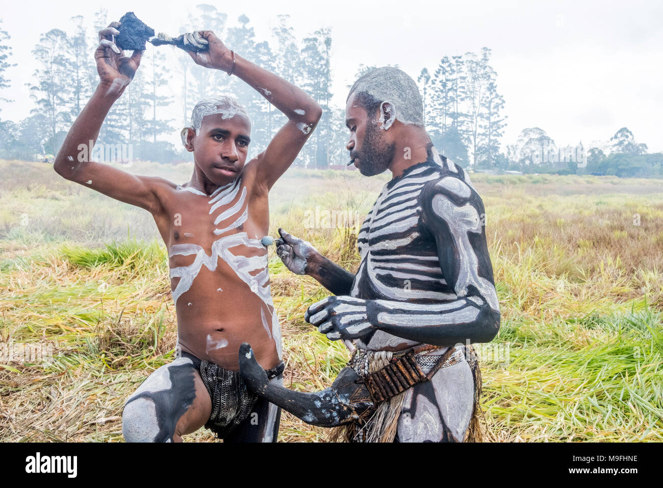 Omo scheletro Masilal gli uomini a prepararsi per il Mount Hagen spettacolo culturale, Papua Nuova Guinea Foto Stock