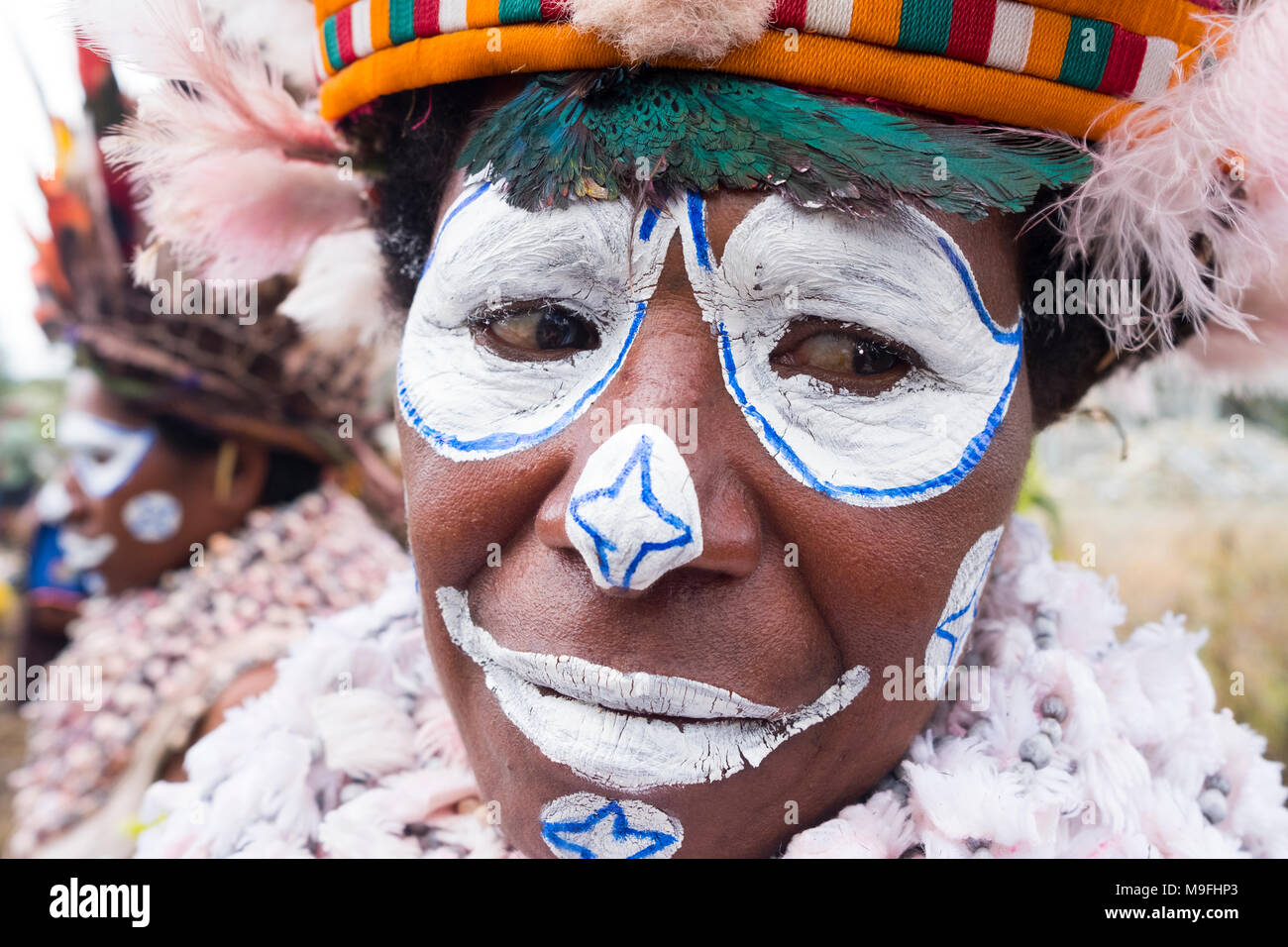 Ritratto di un'interprete femminile a Mount Hagen Spettacolo Culturale in Papua Nuova Guinea Foto Stock