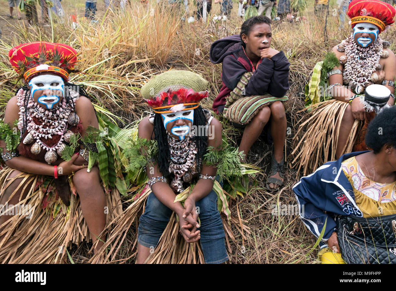 Donne tribali in attesa di eseguire a Mount Hagen spettacolo culturale nelle Highlands Occidentali, Papua Nuova Guinea. Foto Stock