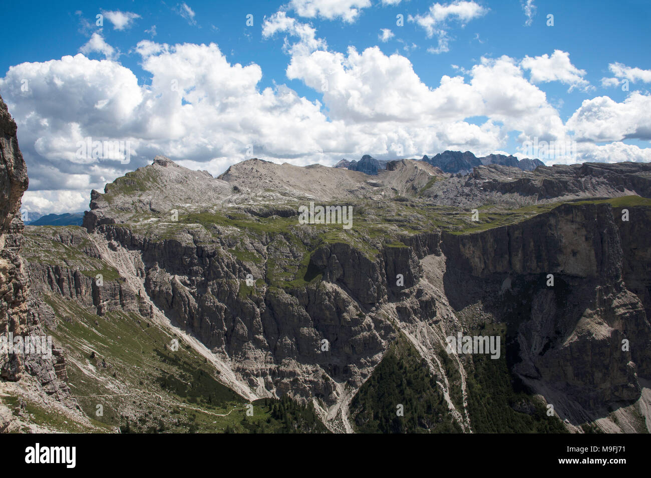 Vista dal Col del Puez e il Puezhutte per la forc de Ciampei l Altipiano de Crespeina Ciampei Sas e Sas Ciampac sopra a Selva di Val Gardena Italia Foto Stock