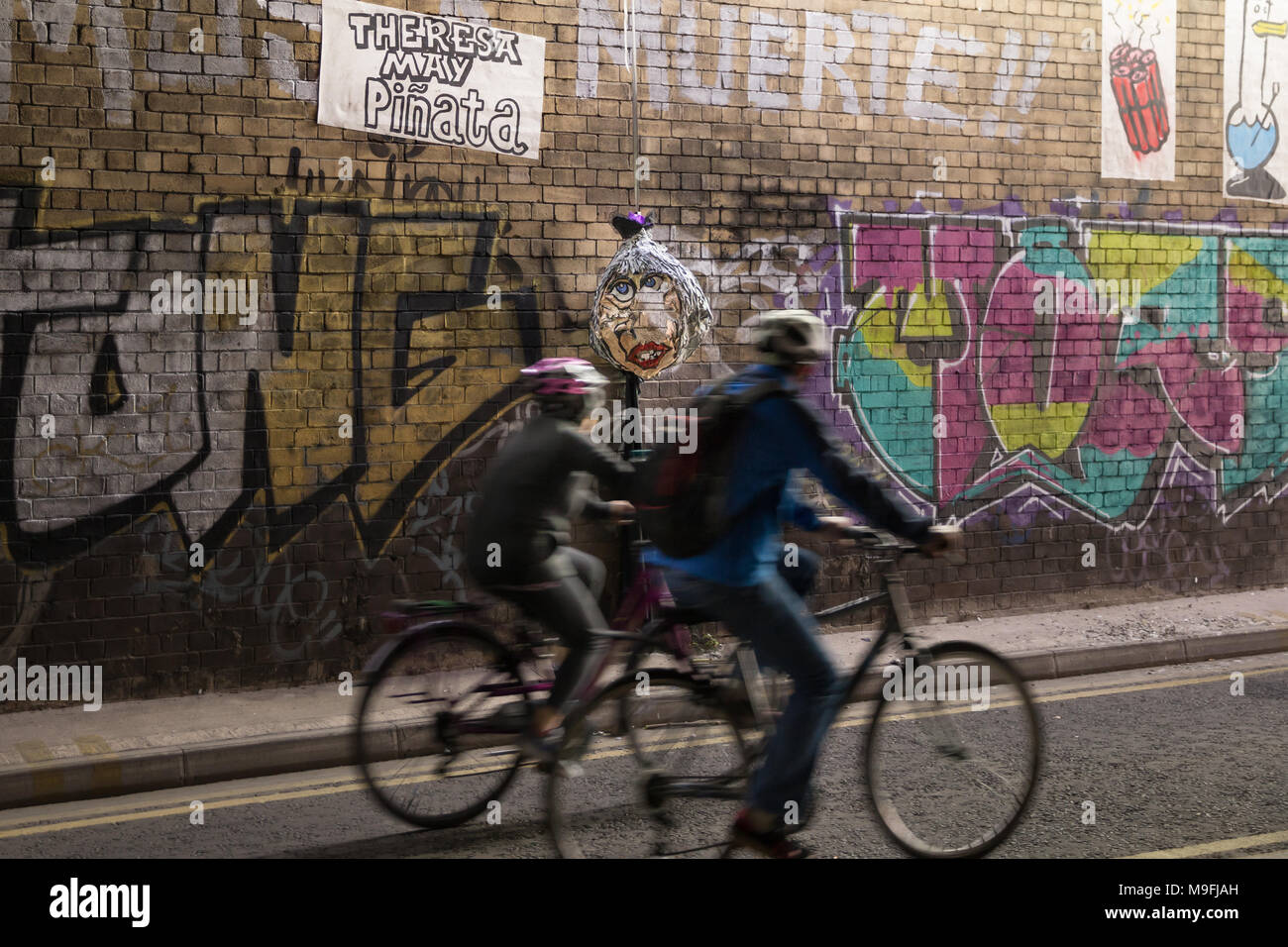 Bristol, Regno Unito. Xxv Marzo 2018. Un grande pinata decorate a guardare come Teresa può essere trovata in un tunnel sul mercato del bestiame Road, Bristol. Paolo Hennell / Alamy Foto Stock