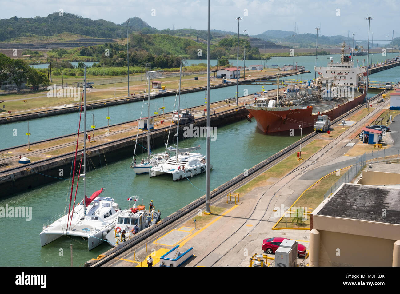 Panama City, Panama - marzo 2018: barche a vela che attraversa il Canale di Panama, Miraflores Locks, Panama City Foto Stock