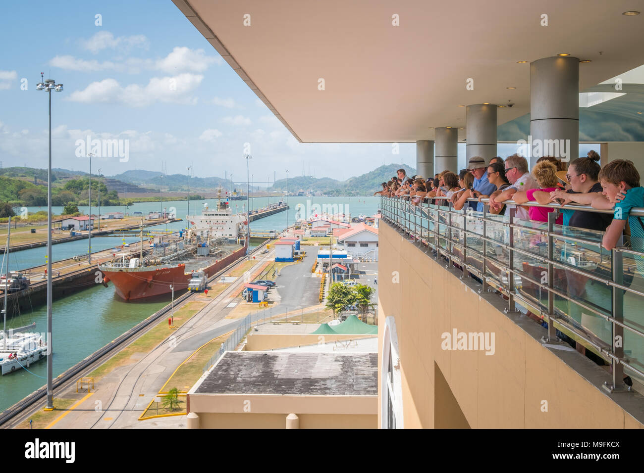 Panama City, Panama - marzo 2018: gruppo di persone turistiche a balaustra viepoint guardando il canale di Panama, Miraflores Locks, Panama City Foto Stock