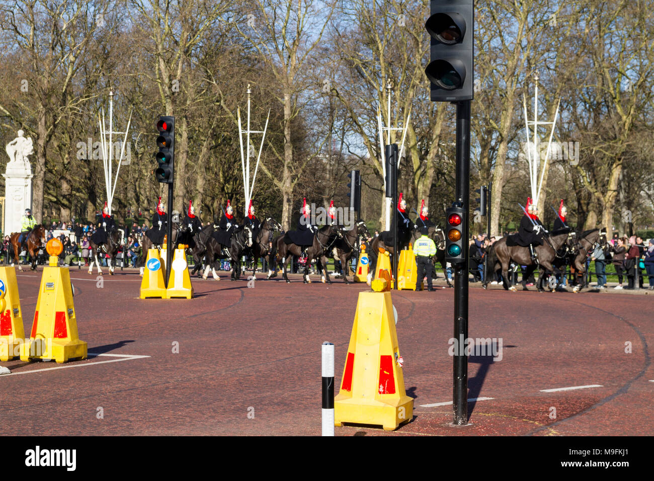 La Horse Guards durante la cerimonia del Cambio della guardia al di fuori Buckingham Palace,Londra,UK in una giornata di sole, folle si radunarono, traffico coni Foto Stock