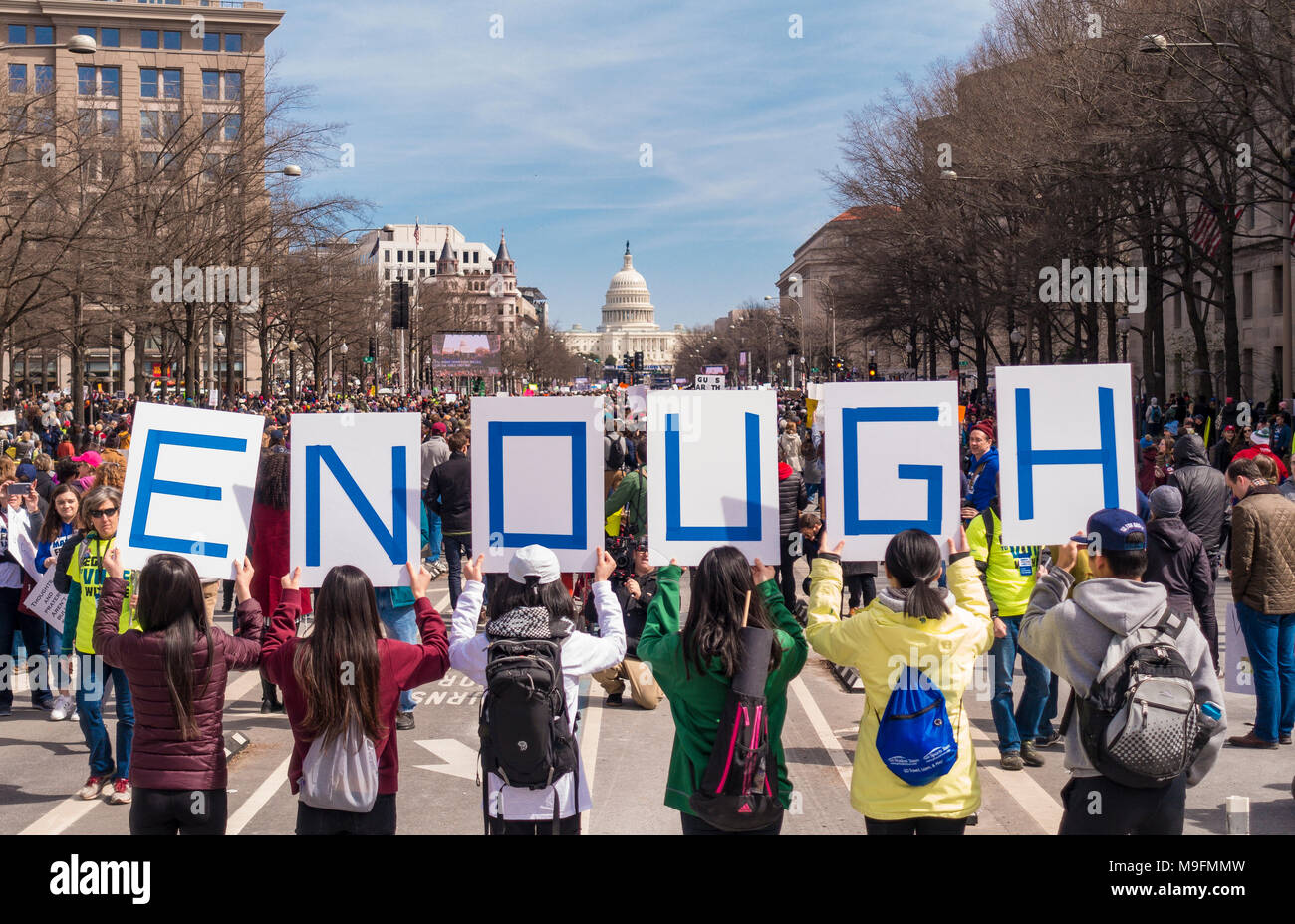 WASHINGTON, DC, Stati Uniti d'America - marzo per la nostra vita di dimostrazione, protestando della violenza pistola. Persone trattenere una quantità sufficiente di segni. Foto Stock