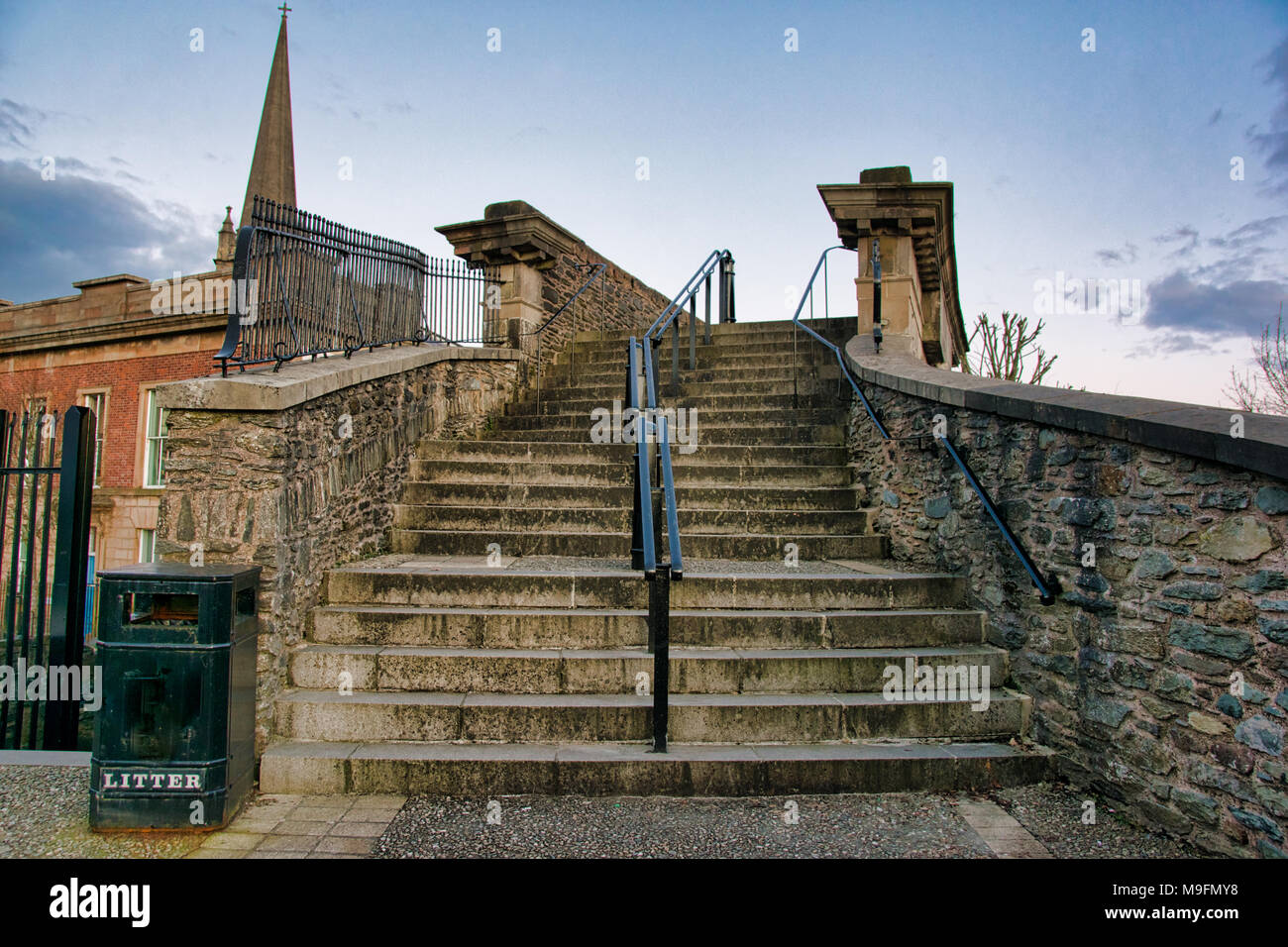 Gradini in pietra che fanno parte del patrimonio storico e Derry City Walls in Irlanda del Nord Foto Stock