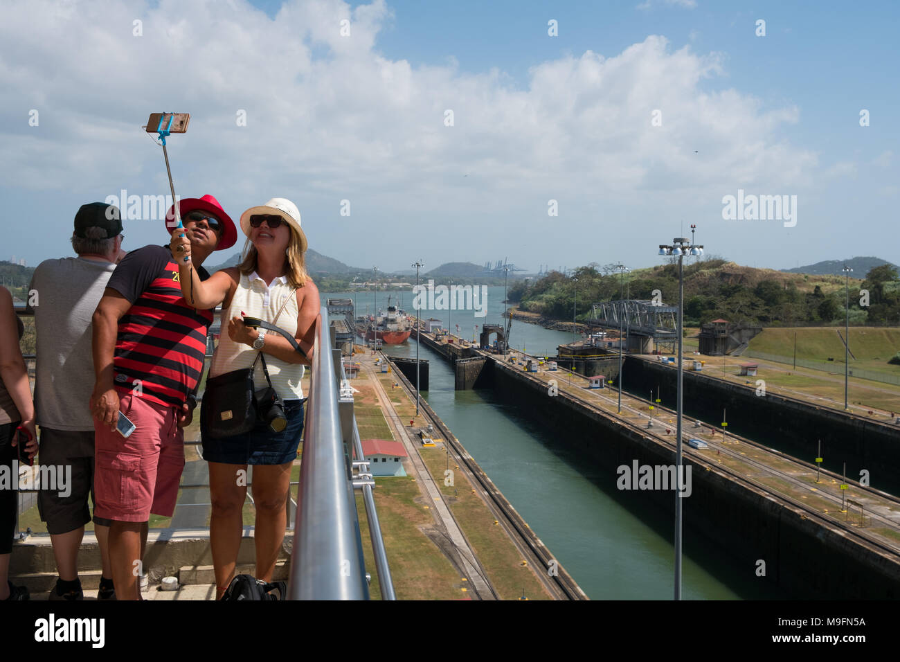 Panama City, Panama - marzo 2018: turista giovane, tenendo selfie picture Panama Canal, Centro Visitatori, Miraflores Locks, Panama City Foto Stock
