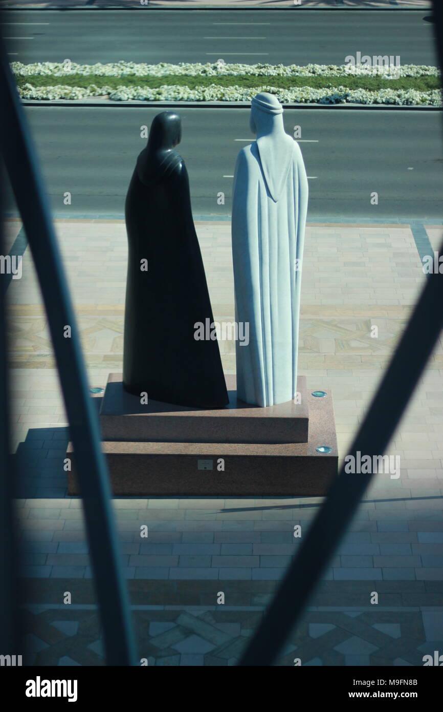 Statua di Emirati l uomo e la donna al di fuori del centro commerciale di Dubai, UAE Foto Stock