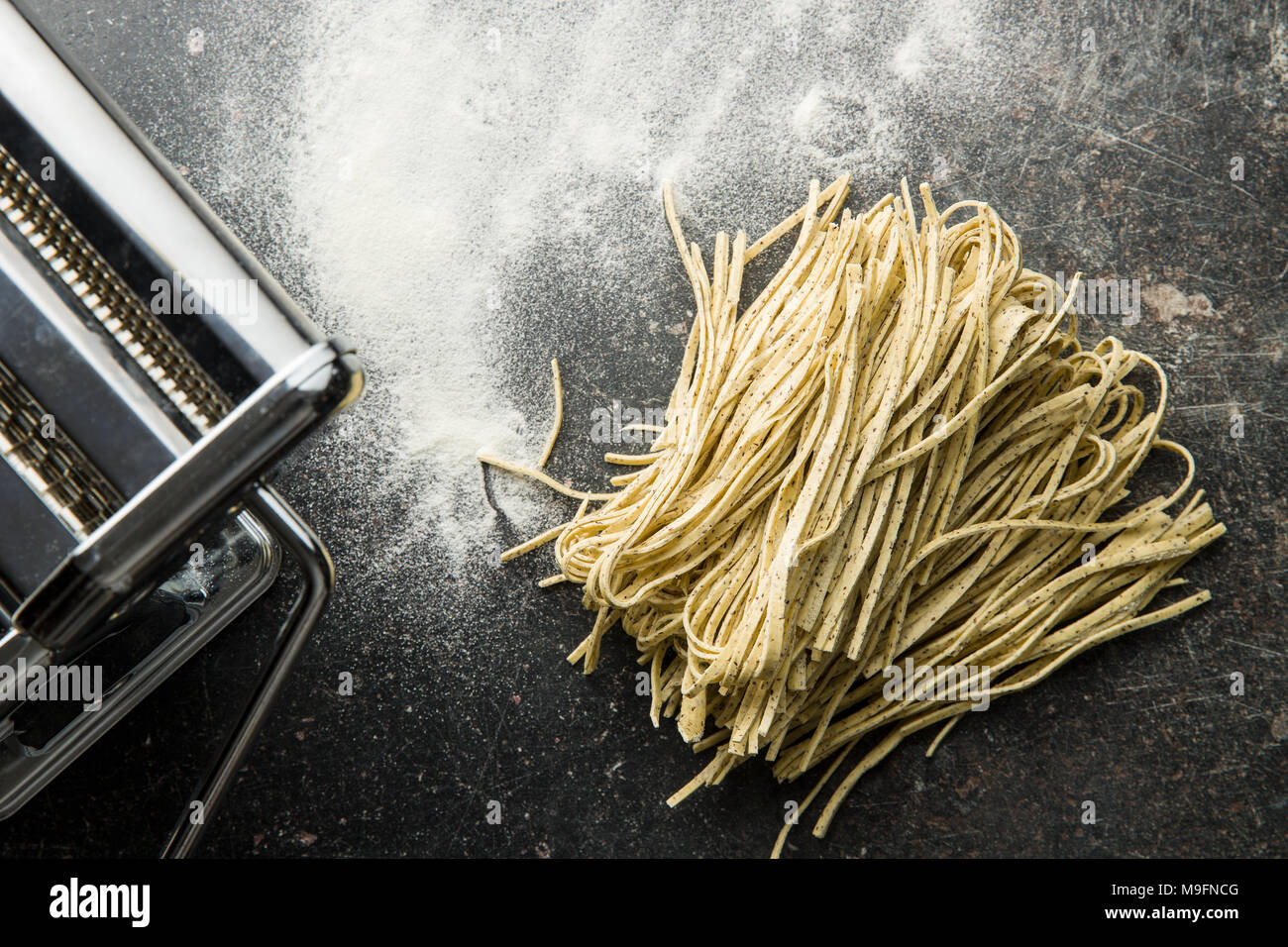 La pasta italiana i tagliolini al tartufo e pasta maker. Foto Stock