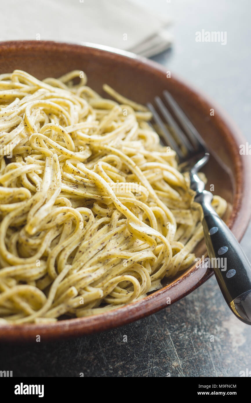 La pasta italiana i tagliolini con tartufi in piastra. Foto Stock
