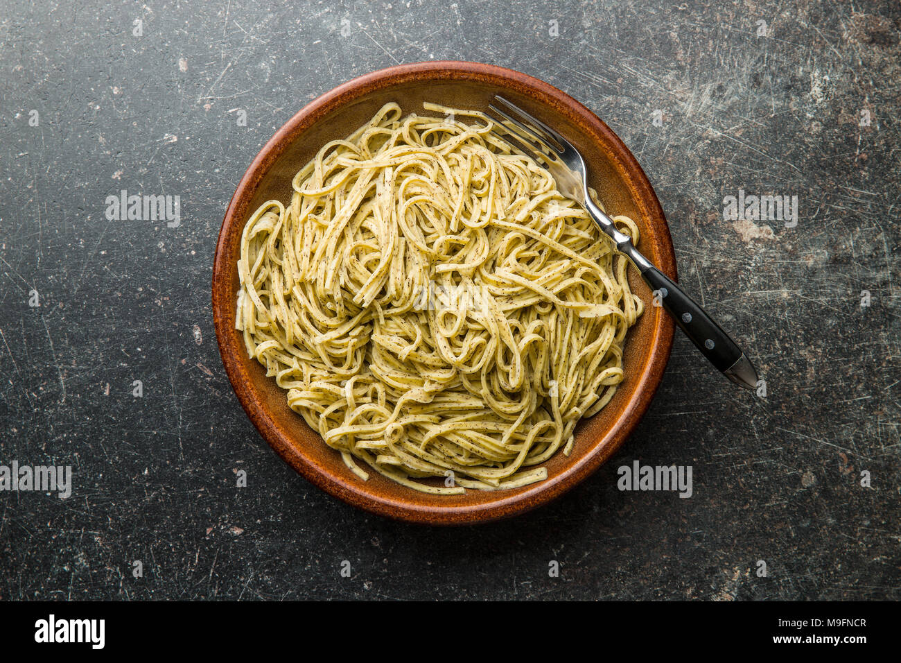 La pasta italiana i tagliolini con tartufi in piastra. Foto Stock