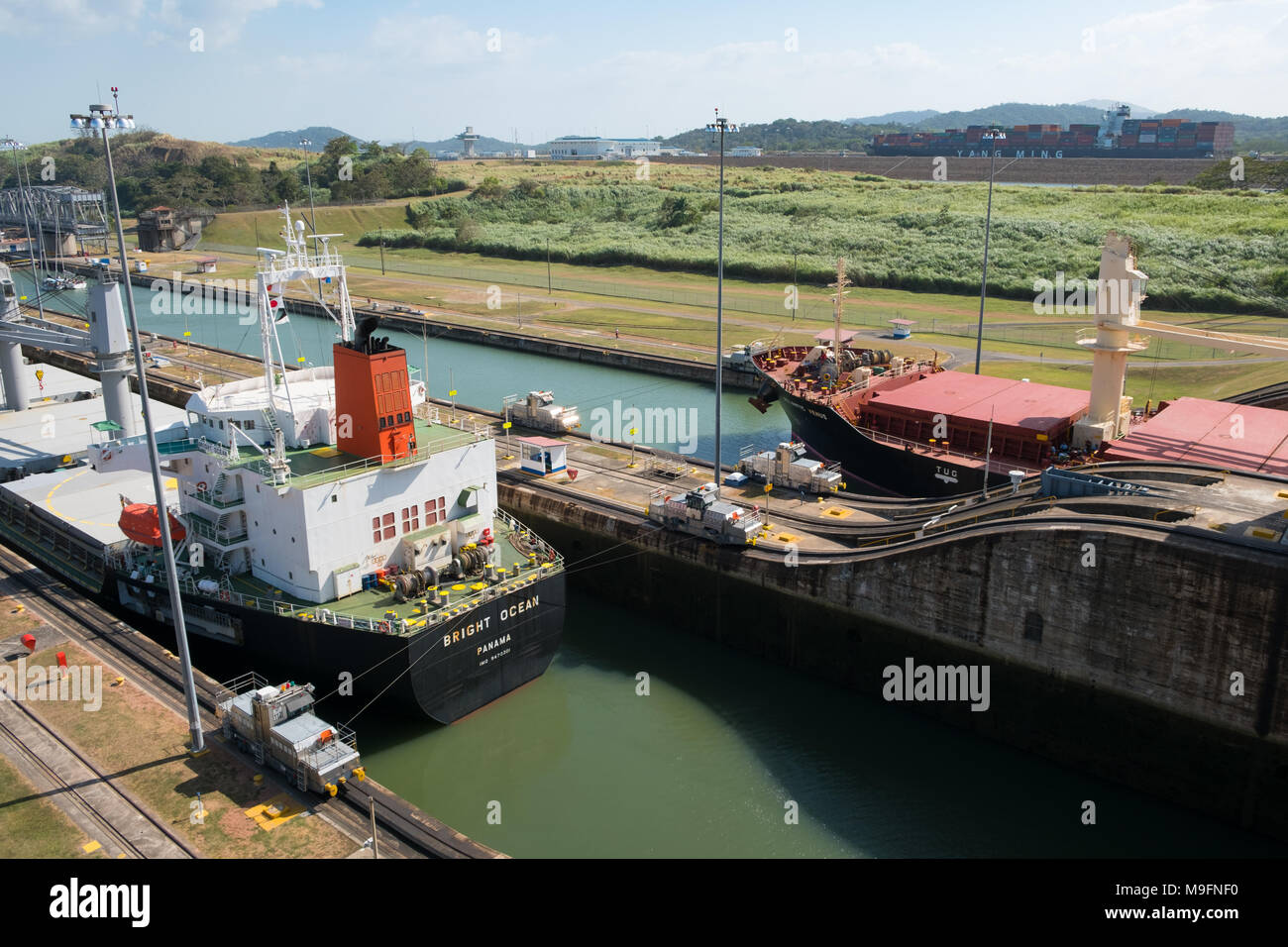 Panama City, Panama - marzo 2018: navi cargo che attraversa il Canale di Panama, Miraflores Locks, Panama City Foto Stock