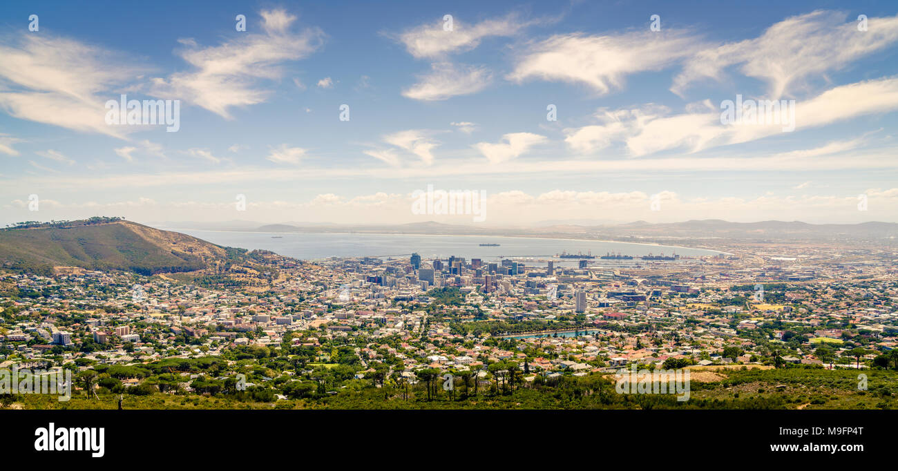 Il punto più alto della vista della città di Cape Town la costa atlantica Foto Stock