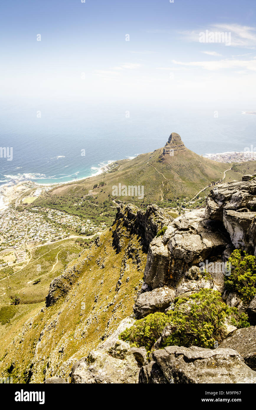 Vista di testa di leone montagna da Table Mountain a Cape Town, Sud Africa Foto Stock