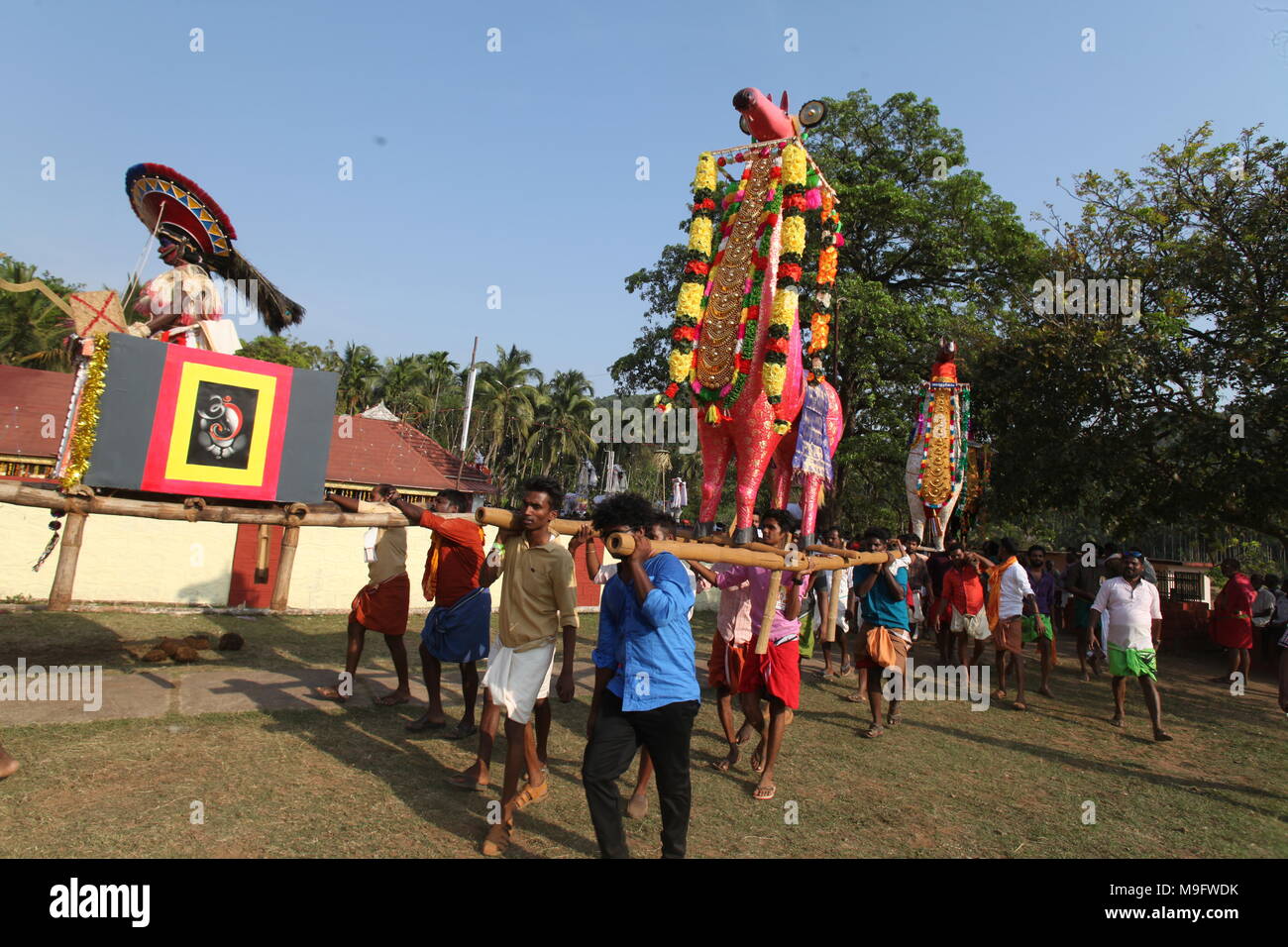 Festival tempio in kerala,con processione di kuthiravela o motivo cavalli Foto Stock