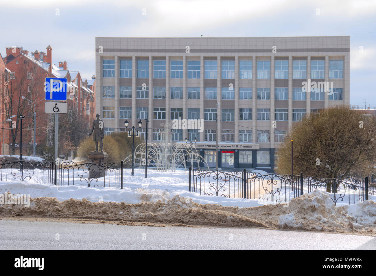 SMOLENSK, RUSSIA - marzo 08.2018: Monumento al russo famoso viaggiatore e naturalista Nikolai Przhevalsky e la costruzione di Glinka musical ri Foto Stock