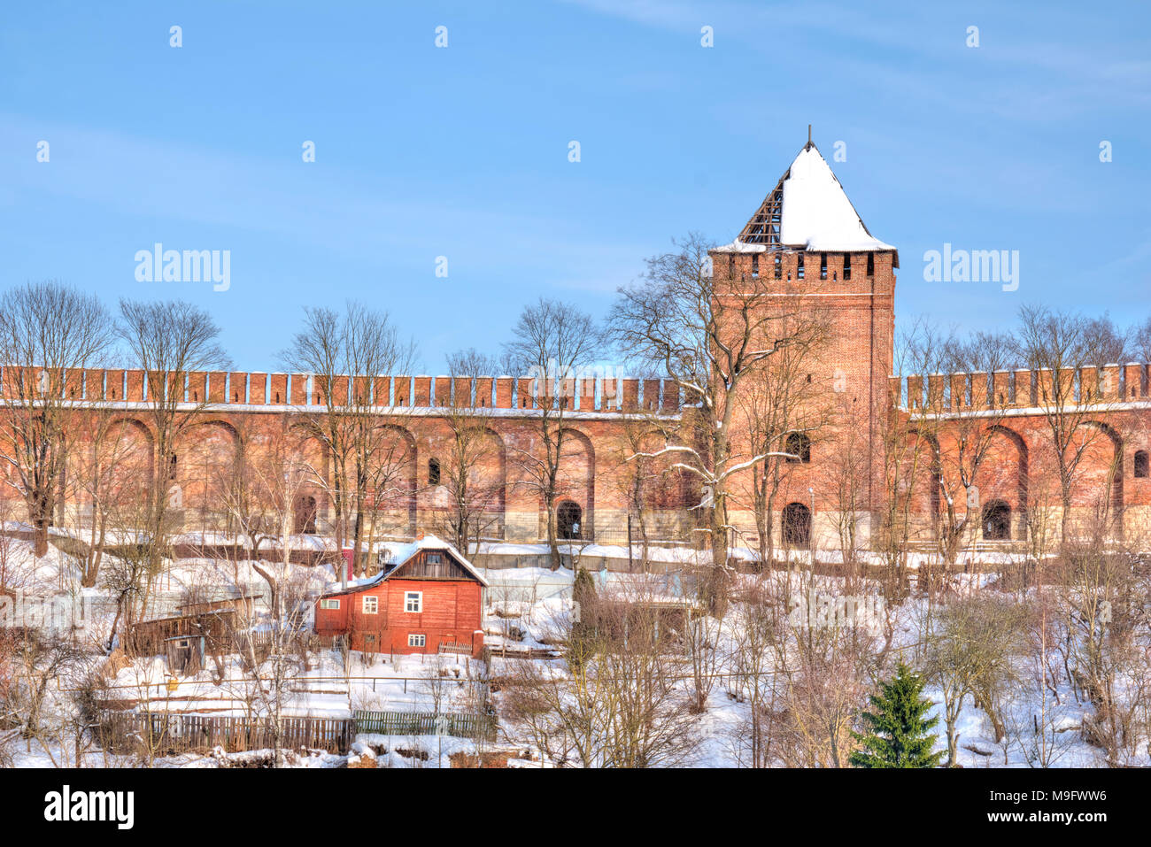 Un antico muro di fortificazione. Pozdnyakova torre sul lato est della fortezza Foto Stock