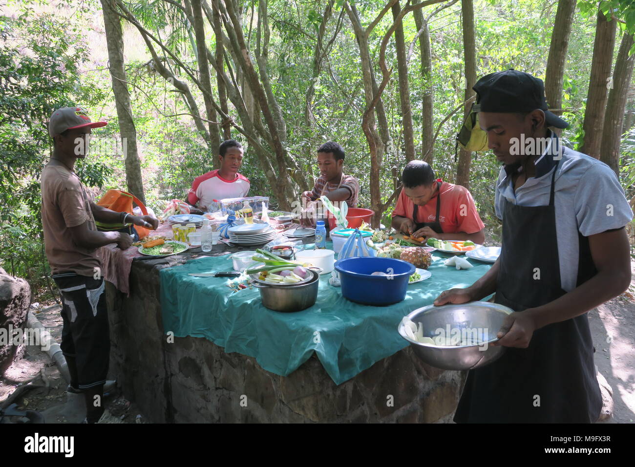 Nativi, persone locali dal Madagascar stanno facendo il pranzo per il turista in un tranquillo parco. Foto Stock