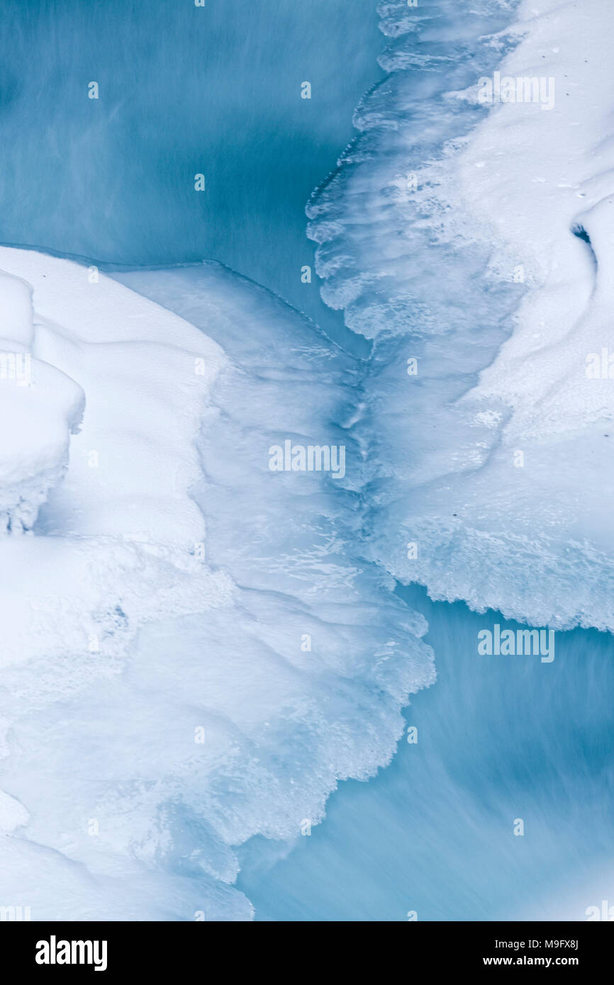 42,751.09314 close up di bello e delicato blu e bianco ghiaccio, e il bianco della neve, galleggiante sul blu glaciale acqua di fiume (ca. 2 ft lungo l'area di foto Foto Stock