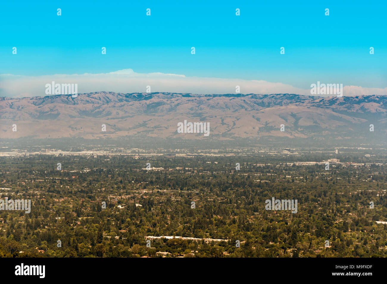 South San Francisco Bay, chiamato anche Silicon Valley, con smog visibili al di sopra della zona in una giornata di sole. La parte che vediamo sull'immagine si trova a sud di San Jose. Foto Stock