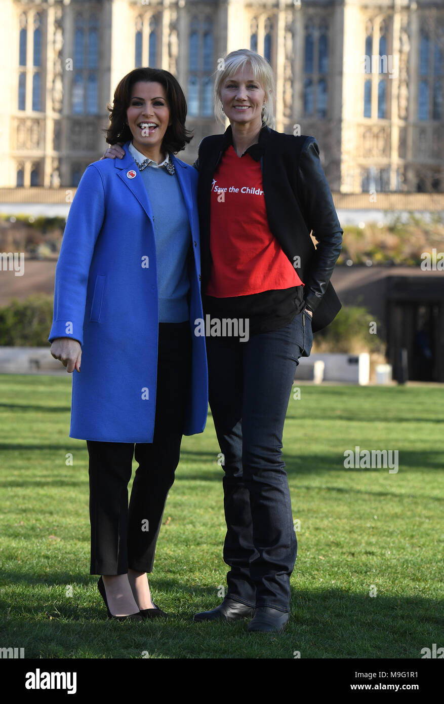 Natasha Kaplinsky e Joely Richardson (destra) in mano a salvare i bambini Petizione con oltre 60.000 firme per il Foreign Office, invitando il governo a sospendere la vendita di armi in Arabia Saudita a torre di Victoria Gardens a Londra. Foto Stock