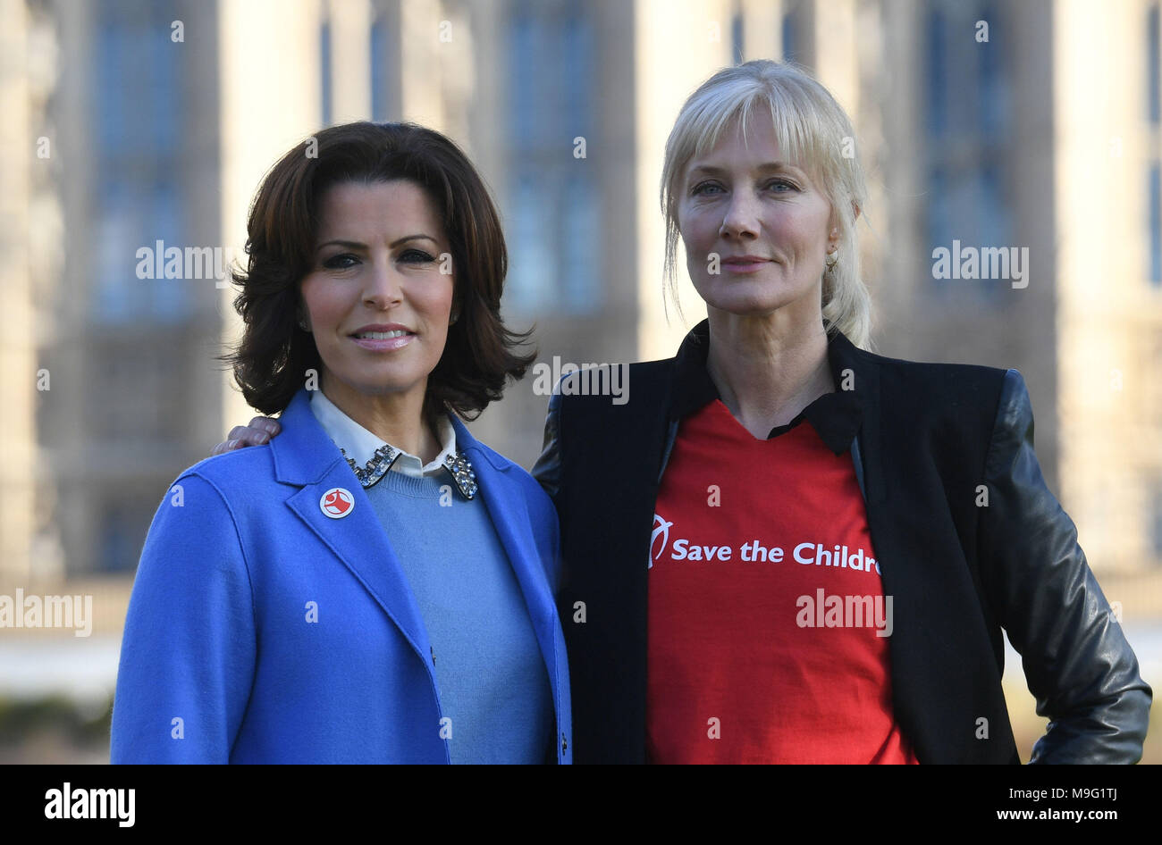 Natasha Kaplinsky e Joely Richardson (destra) in mano a salvare i bambini Petizione con oltre 60.000 firme per il Foreign Office, invitando il governo a sospendere la vendita di armi in Arabia Saudita a torre di Victoria Gardens a Londra. Foto Stock