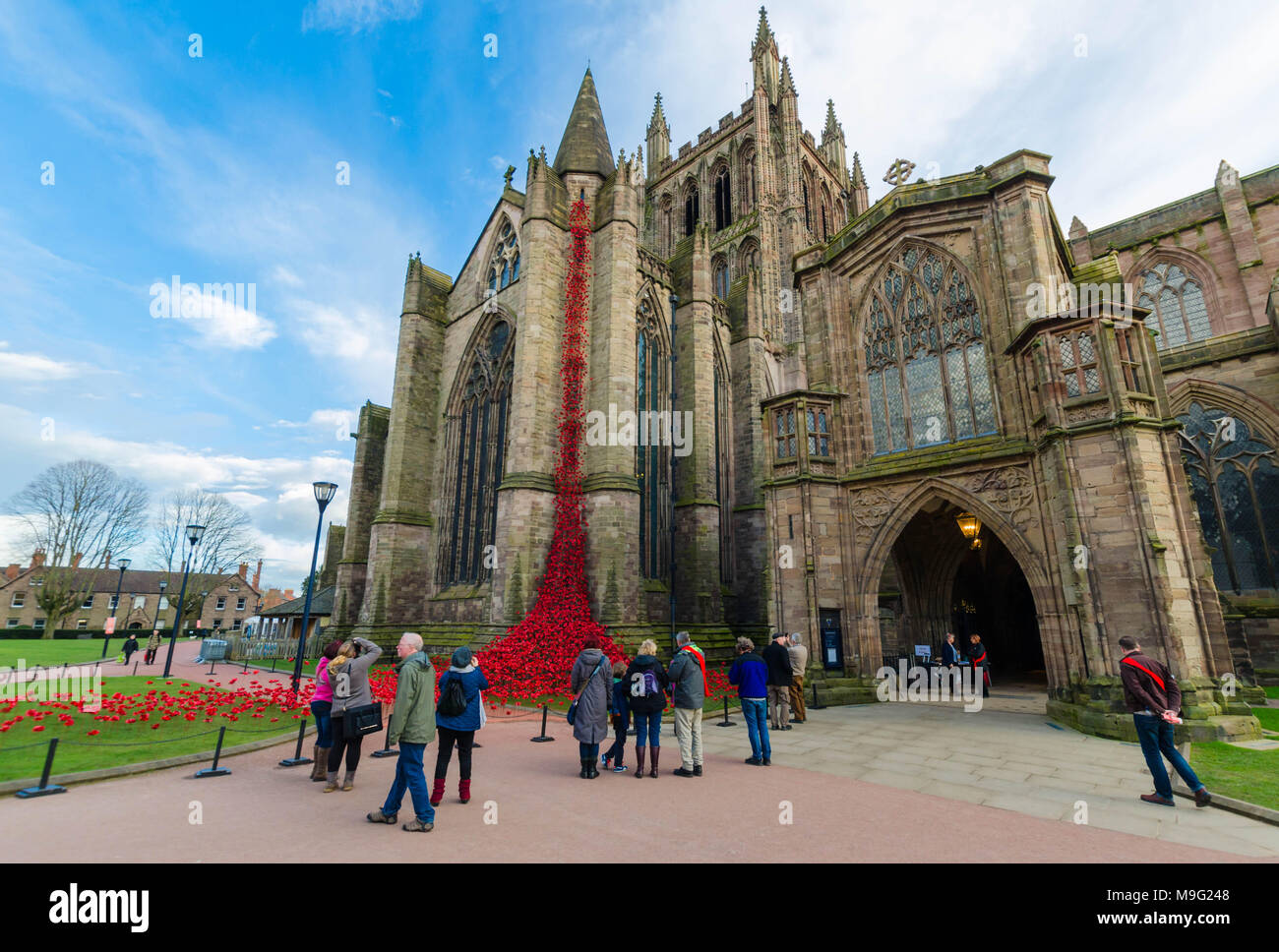 I visitatori di Hereford Cathedral godendo il pianto la finestra di visualizzazione dei papaveri in ceramica. Hereford REGNO UNITO Marzo 2018 Foto Stock