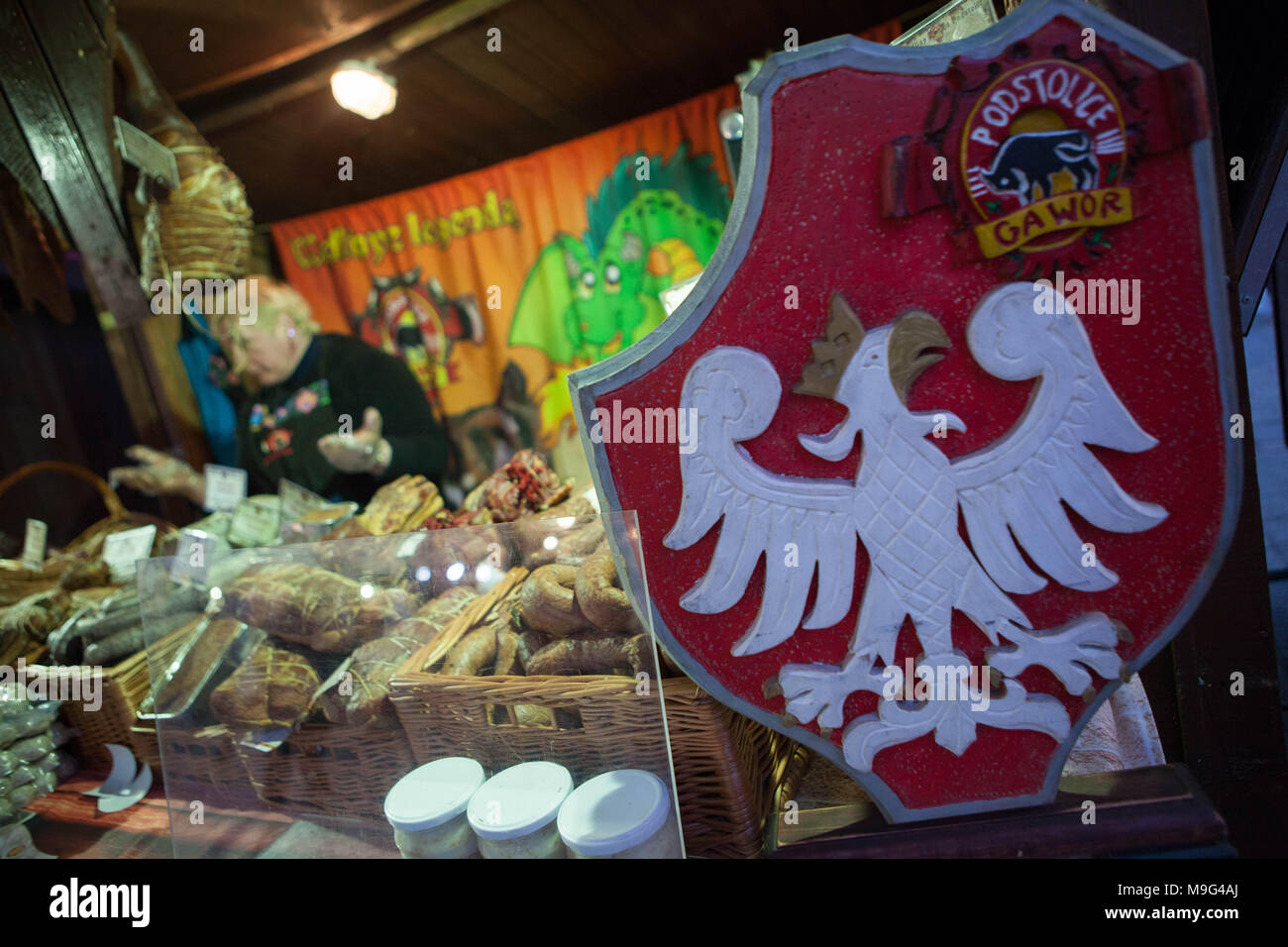 Cracovia in Polonia. 25 Mar, 2018. Tradizionali mercati di Pasqua a Cracovia, Polonia. Ogni anno il tradizionale mercato di Pasqua avviene sul Rynek Glowny la piazza centrale della città vecchia di Cracovia centro storico. Si inizia da dieci a quattordici giorni prima della Domenica di Pasqua, dura per tutta la settimana santa, e termina il lunedì di Pasqua la notte. Decine di bancarelle vendono vari Pasqua essentials, decorazioni, artigianato assortiti e alimenti. Credito: Ania Freindorf/Alamy Live News Foto Stock