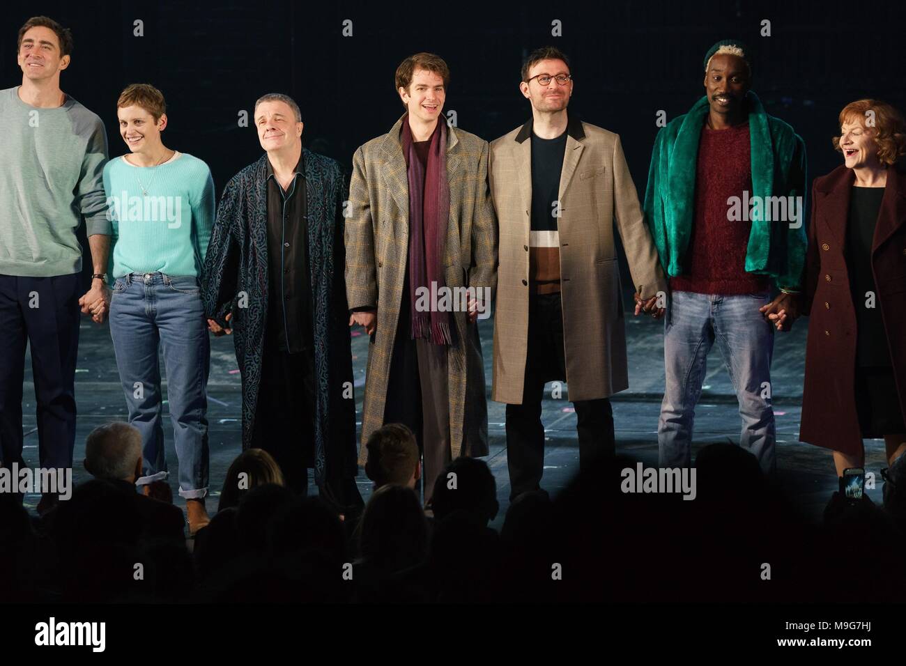 New York, NY, STATI UNITI D'AMERICA. 25 Mar, 2018. Lee ritmo, Denise Gough, Nathan Lane, Andrew Garfield, James McArdle, Nathan Stewart-Jarrett, Susan Brown di presenze per ANGELI IN AMERICA Curtain Call, Neil Simon Theatre di New York, NY Marzo 25, 2018. Credito: Jason Smith/Everett raccolta/Alamy Live News Foto Stock