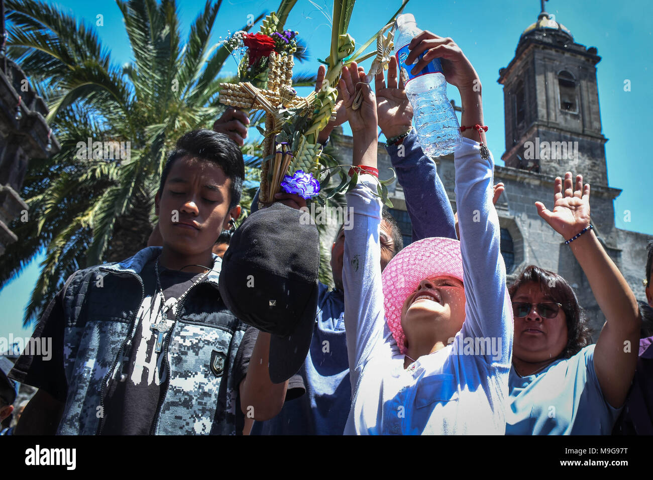 Naucalpan, Estado de Mexico, Messico. 25 Mar, 2018. I devoti visto holding di foglie di palma durante la celebrazione della Messa la Domenica delle Palme a Iglesia de Los Remedios.''˜DOMENICA DELLE PALME' è una festa cristiana che cade la domenica prima di Pasqua dove devoto celebrare la Settimana Santa con la crocifissione e la risurrezione di Gesù Cristo. Credito: Carlos Tischler SOPA/images/ZUMA filo/Alamy Live News Foto Stock