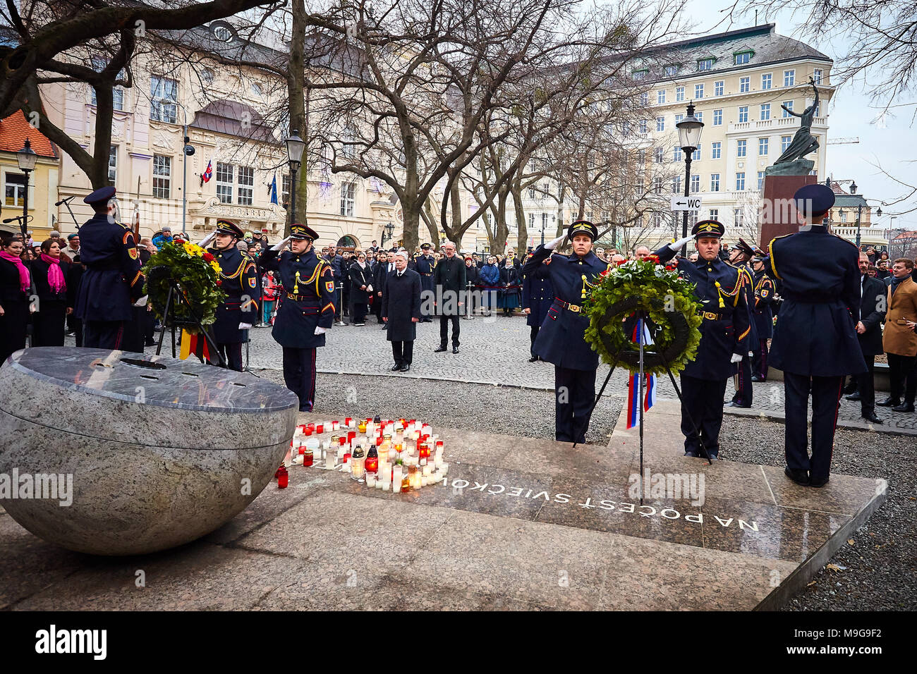 Bratislava, Slovacchia. 25 marzo, 2018. Presidente slovacco Andrej Kiska (a destra) e l'ex Presidente tedesco Joachim Gauck (sinistra) pagando tributo in memoria della prima dimostrazione di massa contro il regime comunista nella ex Cecoslovacchia (25 marzo 1988). Credito: Vladimir Cuvala/Alamy Live News Foto Stock