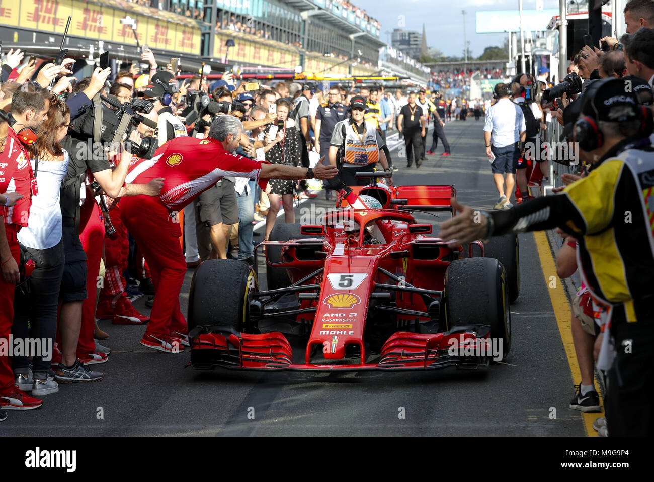 Melbourne, Australia. 25 Mar, 2018. Motorsports: FIA Formula One World Championship 2018, Melbourne, Victoria : Motorsports: Formula 1 2018 Rolex Australian Grand Prix, , #5 Sebastian Vettel (GER, la Scuderia Ferrari) Maurizio Arrivabene Handklapp | Utilizzo di credito in tutto il mondo: dpa picture alliance/Alamy Live News Foto Stock