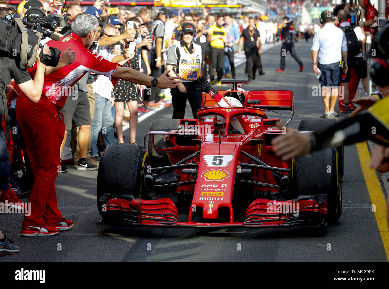 Melbourne, Australia. 25 Mar, 2018. Motorsports: FIA Formula One World Championship 2018, Melbourne, Victoria : Motorsports: Formula 1 2018 Rolex Australian Grand Prix, , #5 Sebastian Vettel (GER, la Scuderia Ferrari) Maurizio Arrivabene Handklapp | Utilizzo di credito in tutto il mondo: dpa picture alliance/Alamy Live News Foto Stock