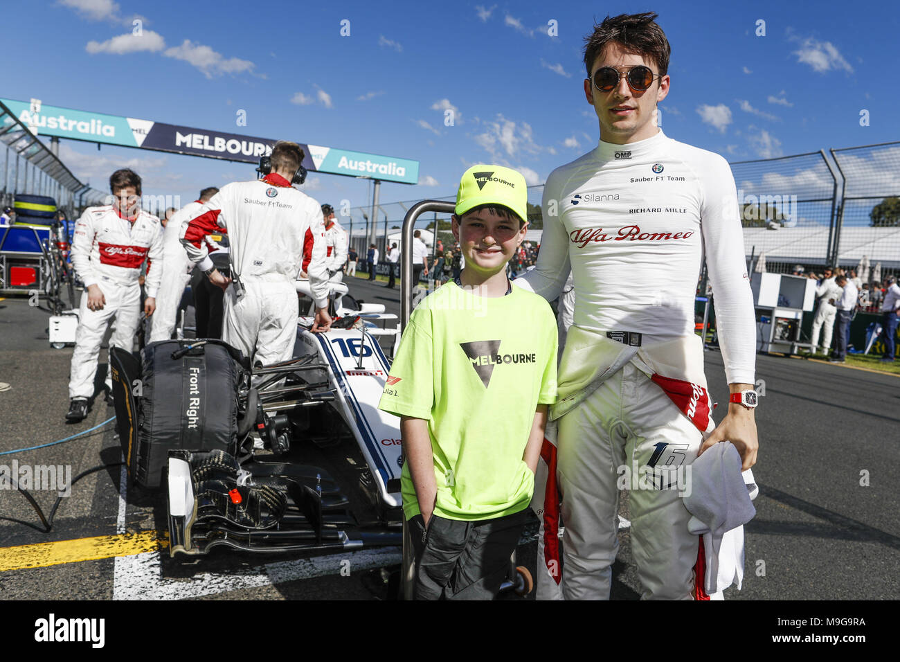 Melbourne, Australia. 25 Mar, 2018. LECLERC Charles (MCO), Alfa Romeo Sauber F1 Team C37, con una griglia kid sulla griglia di partenza durante il 2018 Campionato di Formula 1 a Melbourne Australian Grand Prix, dal 22 marzo al 25 - Foto : Campionato del Mondo di Formula Uno FIA 2018, Melbourne, Victoria : Motorsports: Formula 1 2018 Rolex Australian Grand Prix, | Utilizzo di credito in tutto il mondo: dpa/Alamy Live News Foto Stock