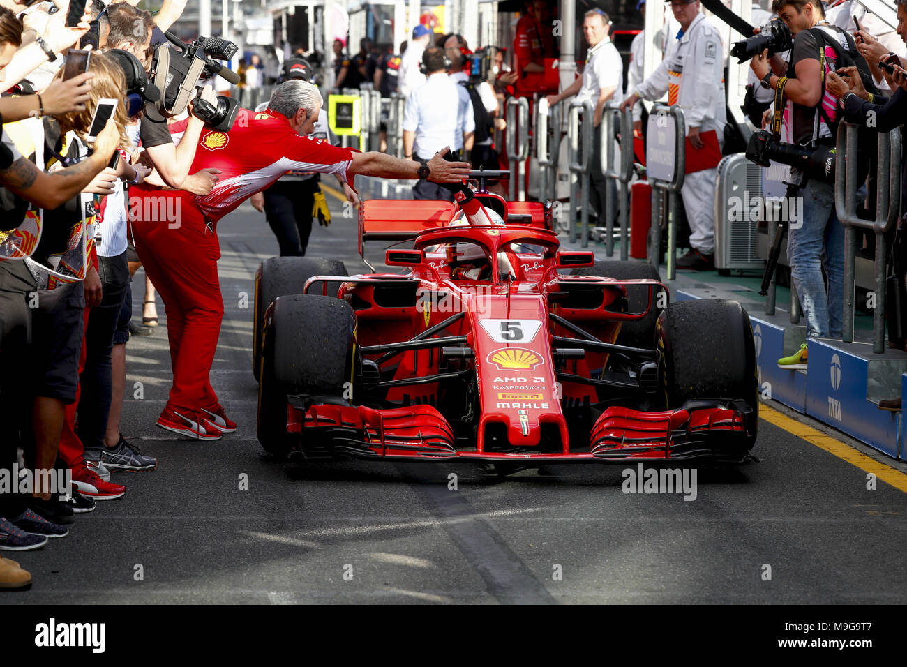 Melbourne, Australia. 25 Mar, 2018. Motorsports: FIA Formula One World Championship 2018, Melbourne, Victoria : Motorsports: Formula 1 2018 Rolex Australian Grand Prix, , #5 Sebastian Vettel (GER, la Scuderia Ferrari) Maurizio Arrivabene handklapp | Utilizzo di credito in tutto il mondo: dpa picture alliance/Alamy Live News Foto Stock