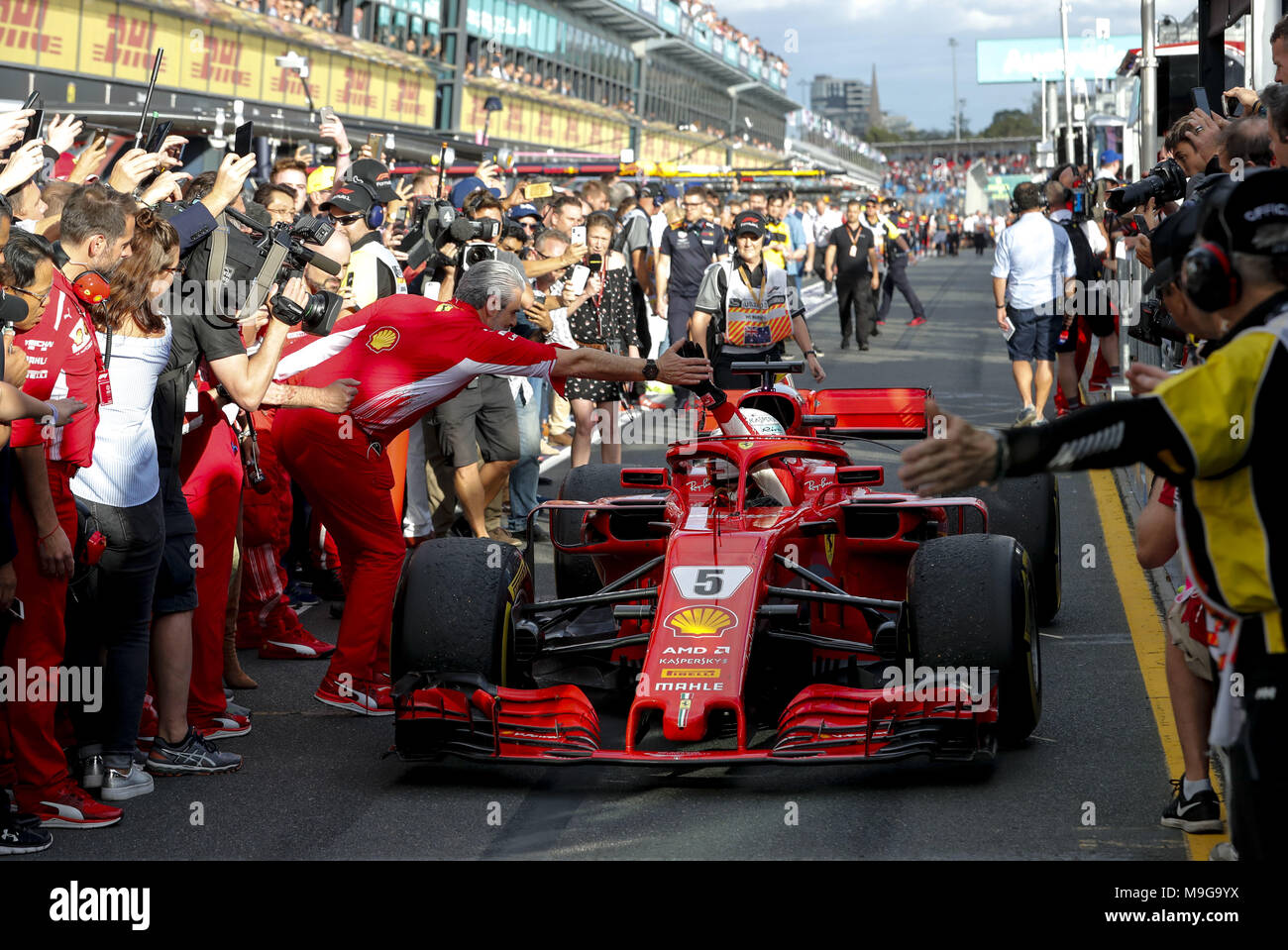Melbourne, Australia. 25 Mar, 2018. Motorsports: FIA Formula One World Championship 2018, Melbourne, Victoria : Motorsports: Formula 1 2018 Rolex Australian Grand Prix, , #5 Sebastian Vettel (GER, la Scuderia Ferrari) Maurizio Arrivabene Handklapp | Utilizzo di credito in tutto il mondo: dpa picture alliance/Alamy Live News Foto Stock