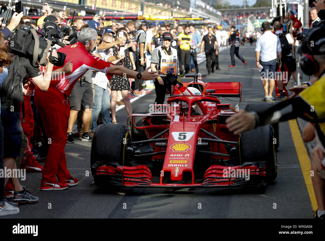 Melbourne, Australia. 25 Mar, 2018. Motorsports: FIA Formula One World Championship 2018, Melbourne, Victoria : Motorsports: Formula 1 2018 Rolex Australian Grand Prix, , #5 Sebastian Vettel (GER, la Scuderia Ferrari) Maurizio Arrivabene Handklapp | Utilizzo di credito in tutto il mondo: dpa picture alliance/Alamy Live News Foto Stock