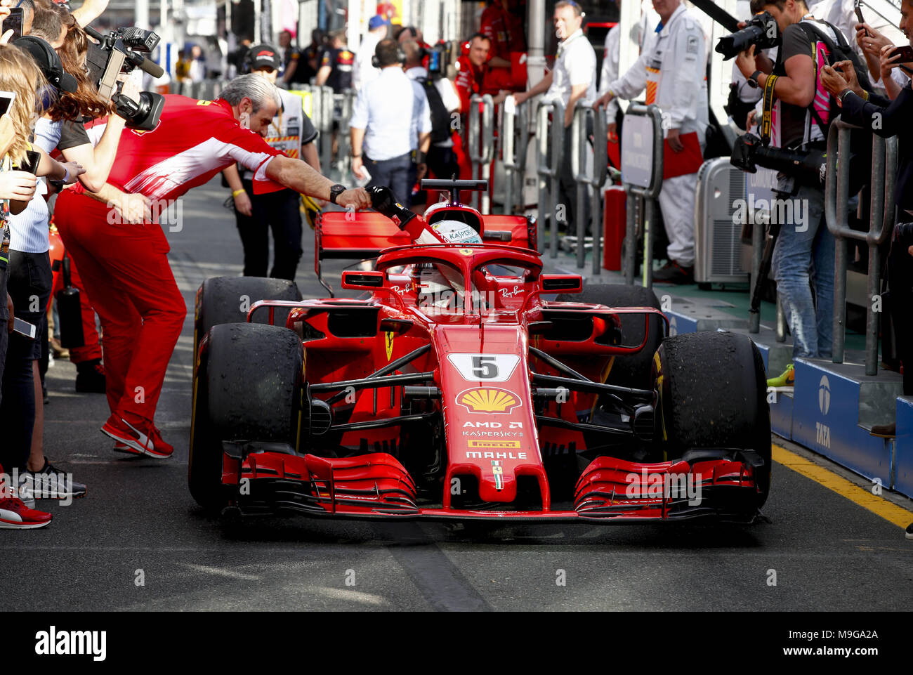 Melbourne, Australia. 25 Mar, 2018. Motorsports: FIA Formula One World Championship 2018, Melbourne, Victoria : Motorsports: Formula 1 2018 Rolex Australian Grand Prix, , #5 Sebastian Vettel (GER, la Scuderia Ferrari) Maurizio Arrivabene handklapp | Utilizzo di credito in tutto il mondo: dpa picture alliance/Alamy Live News Foto Stock