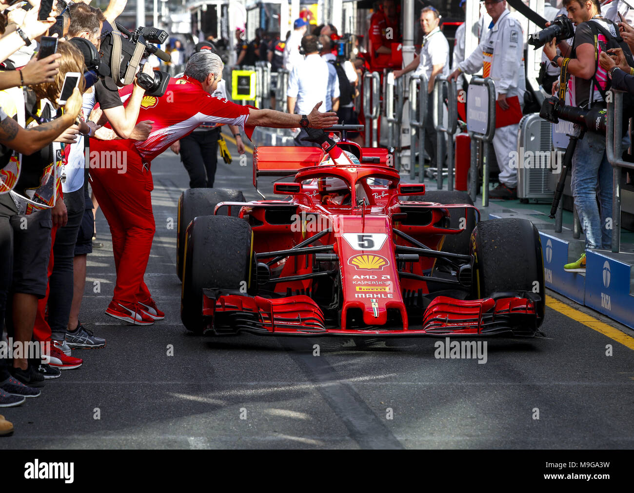 Melbourne, Australia. 25 Mar, 2018. Motorsports: FIA Formula One World Championship 2018, Melbourne, Victoria : Motorsports: Formula 1 2018 Rolex Australian Grand Prix, , #5 Sebastian Vettel (GER, la Scuderia Ferrari) Maurizio Arrivabene handklapp | Utilizzo di credito in tutto il mondo: dpa picture alliance/Alamy Live News Foto Stock