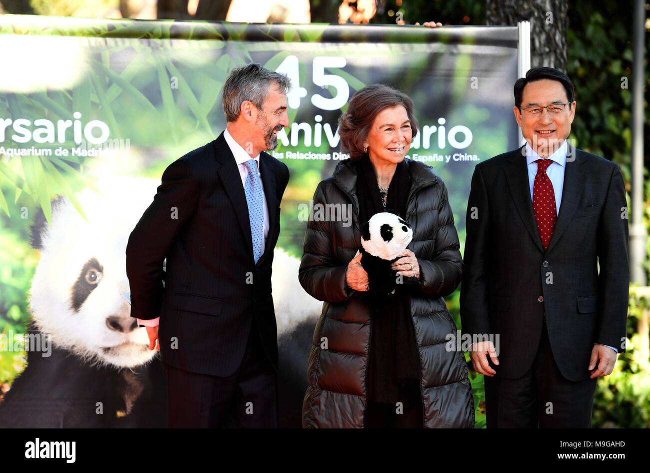 (180326) -- MADRID, 26 marzo 2018 (Xinhua) -- la regina Sofia di Spagna (C) mantiene un panda gigante bambola durante un accordo cerimonia di firma presso lo Zoo Acquario di Madrid in Spagna, dal 23 febbraio, 2018. Con l'accordo, tre panda giganti, che sono stati tenuti in Acquario dello zoo di Madrid, rimarrà in zoo per altri cinque anni fino al 2023. L anno 2018 è il quarantesimo anniversario del primo arrivo di cinesi panda giganti di Spagna. (Xinhua/Guo Qiuda) (psw) Foto Stock
