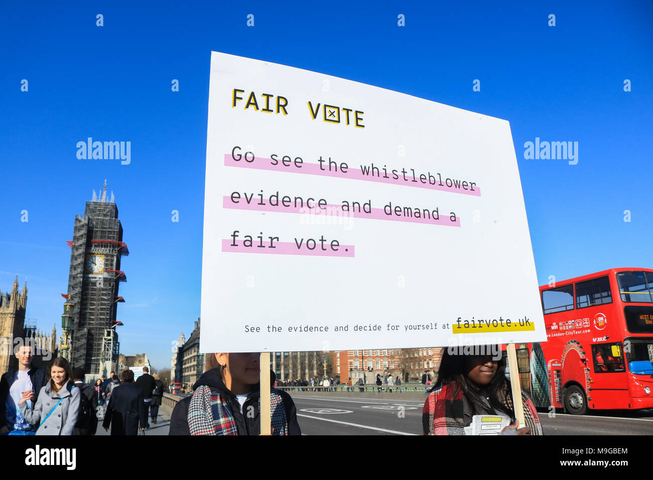 Londra REGNO UNITO. Il 26 marzo 2018. Un gruppo di aziende cartelloni su Westminster Bridge dal giusto voto UK per il primo anniversario dell'articolo 50 essendo attivato dopo i nuovi elementi di prova emerge accusando il voto lasciare di imbrogli e violazione di spesa durante il referendum europeo e la campagna di voto lasciare di convogliare in modo errato il denaro attraverso un tech impresa con collegamenti a Cambridge che analitico è anche stata studiata per l'uso improprio di Facebook dati utente per influenzare i risultati elettorali in Brexit e elezioni USA Credito: amer ghazzal/Alamy Live News Foto Stock