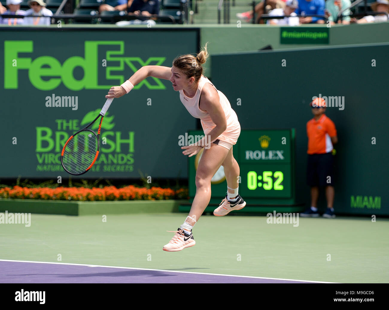 24 marzo 2018: Agnieszka RADWANSKA (POL) sconfigge Simone Halep (ROU) da 3-6, 6-2, 6-3, al Miami aprire suonata in Crandon Park Tennis Center di Miami, Key Biscayne, FloridaÂ © Karla Kinne/Tennisclix/CSM Foto Stock