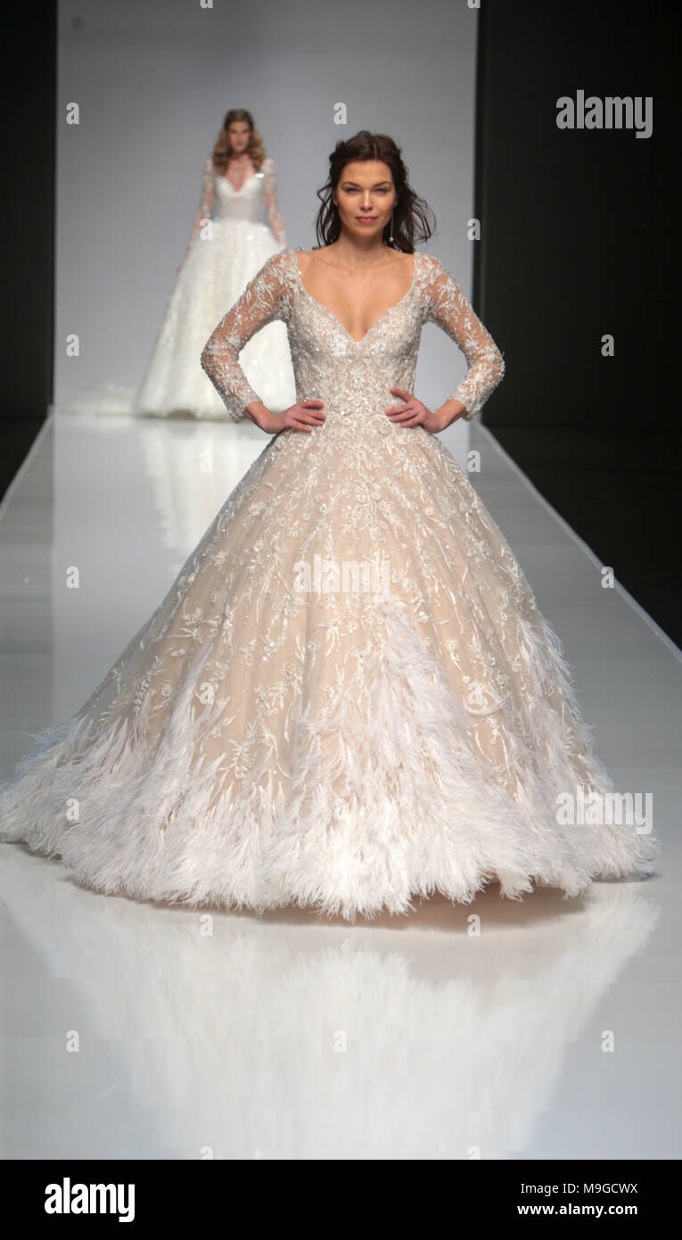 Londra, Regno Unito. Il 26 marzo 2018. Top nome nuziale Morilee uno dei migliori marchi nuziale espone opere di loro designer Madeline Gardner in uno show privato a Londra la settimana nuziale tenutasi a Londra Excel.@Paolo Quezada-Neiman/Alamy Live News Foto Stock