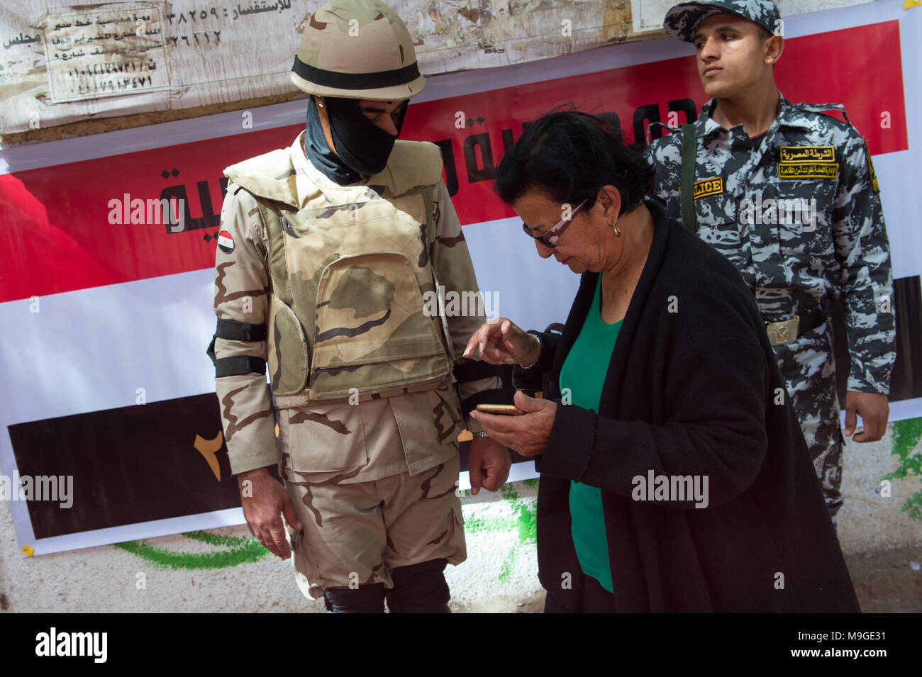 Il Cairo, Egitto. 26 Mar, 2018. Un elettore passi per la stazione di polling nel corso dell'Egitto elezione presidenziale in Cairo, Egitto, 26 marzo 2018. Di voto dell'Egitto elezioni presidenziali iniziata lunedì, con una previsione di Vittoria facile per il Presidente uscente Abdel Fattah al-Sisi. Credito: Meng Tao/Xinhua/Alamy Live News Foto Stock