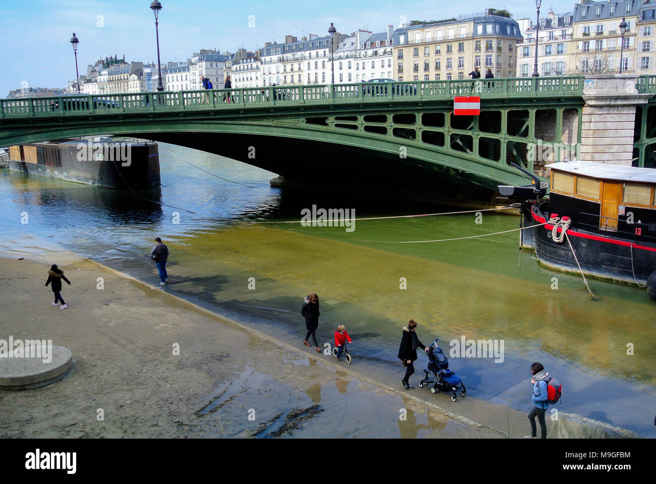 La popolazione locale a piedi su un fiume Senna con alluvione in 2018, Parigi, Francia Foto Stock
