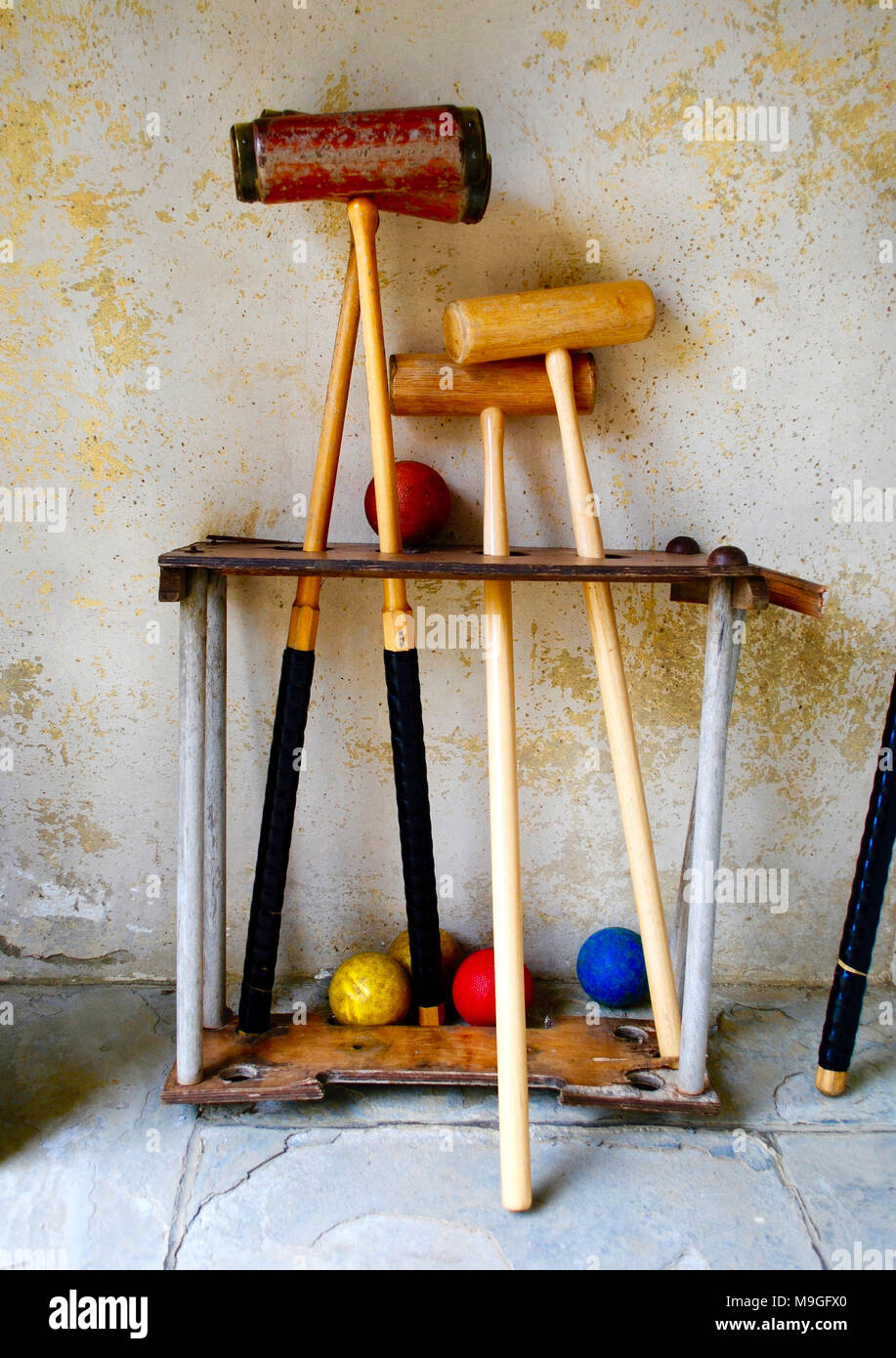 Croquet mazze e palline Racimolato pronto per andare in una casa di campagna inglese Foto Stock