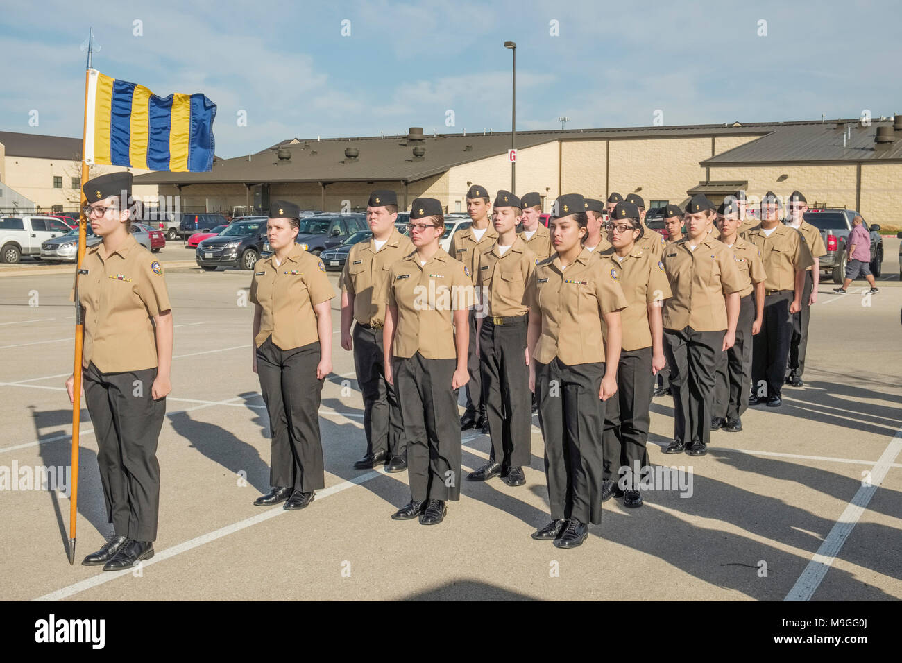 US Navy NJROTC alta scuola di cadetti di marciare praticare formazione durante le ispezioni formali Foto Stock