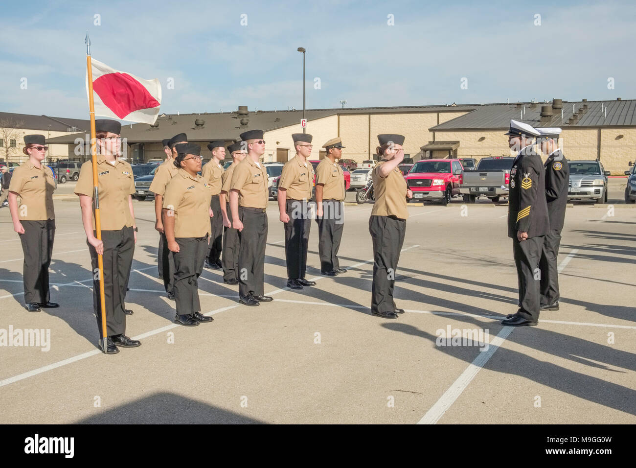 US Navy NJROTC alta scuola di cadetti di marciare praticare formazione durante le ispezioni formali Foto Stock