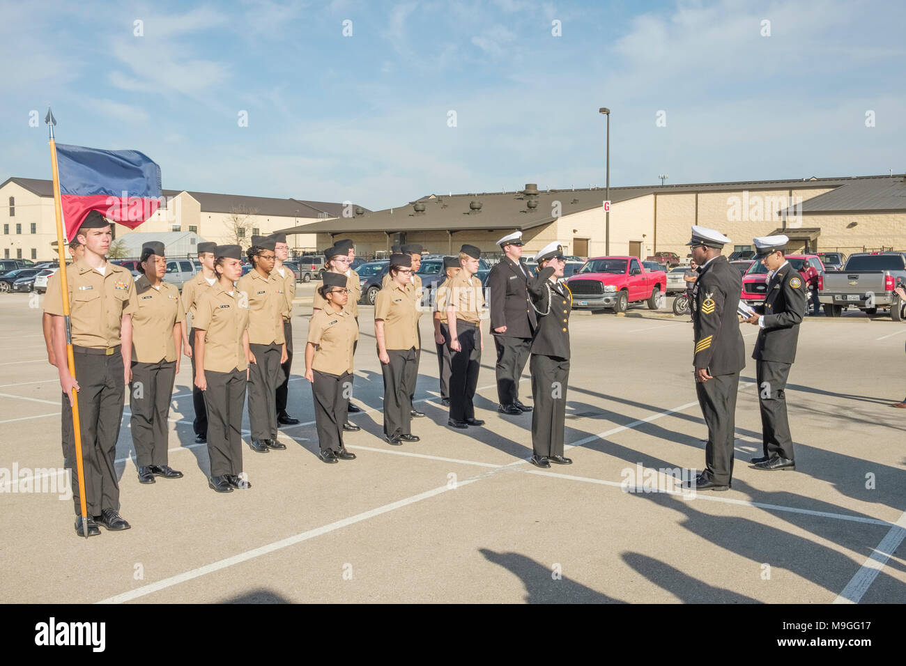 US Navy NJROTC alta scuola di cadetti di marciare praticare formazione durante le ispezioni formali Foto Stock