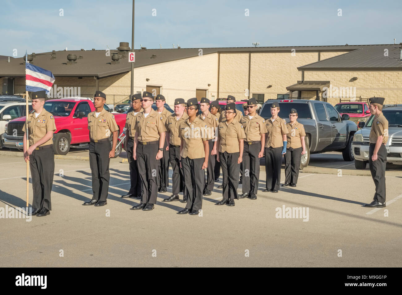 US Navy NJROTC alta scuola di cadetti di marciare praticare formazione durante le ispezioni formali Foto Stock